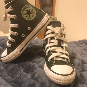 Kids converse. Green and white